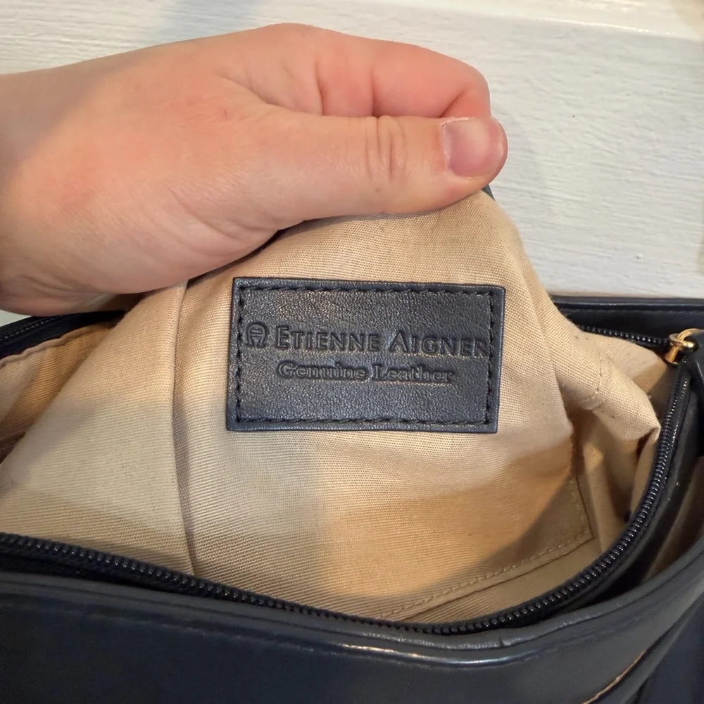 Elegant Navy Leather Shoulder Bag - Picture 5 of 15